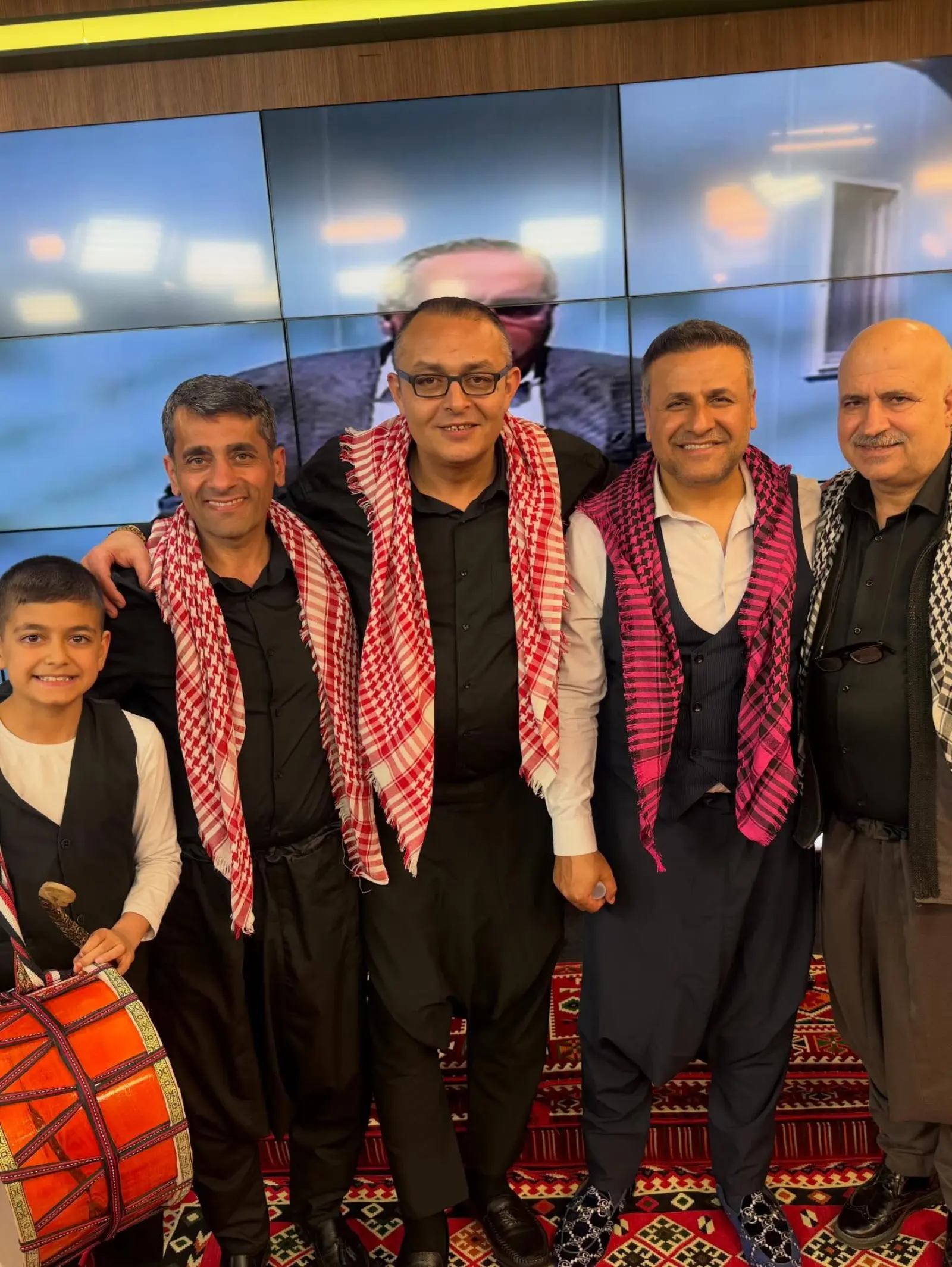 Puşili sıra gecesi ekibi ve davulla toplu poz