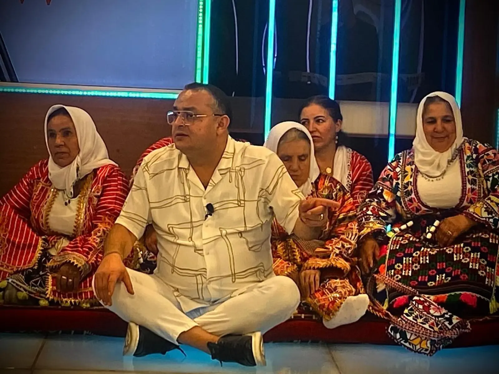 Yöresel kıyafetli kadınlarla kilim üzerinde