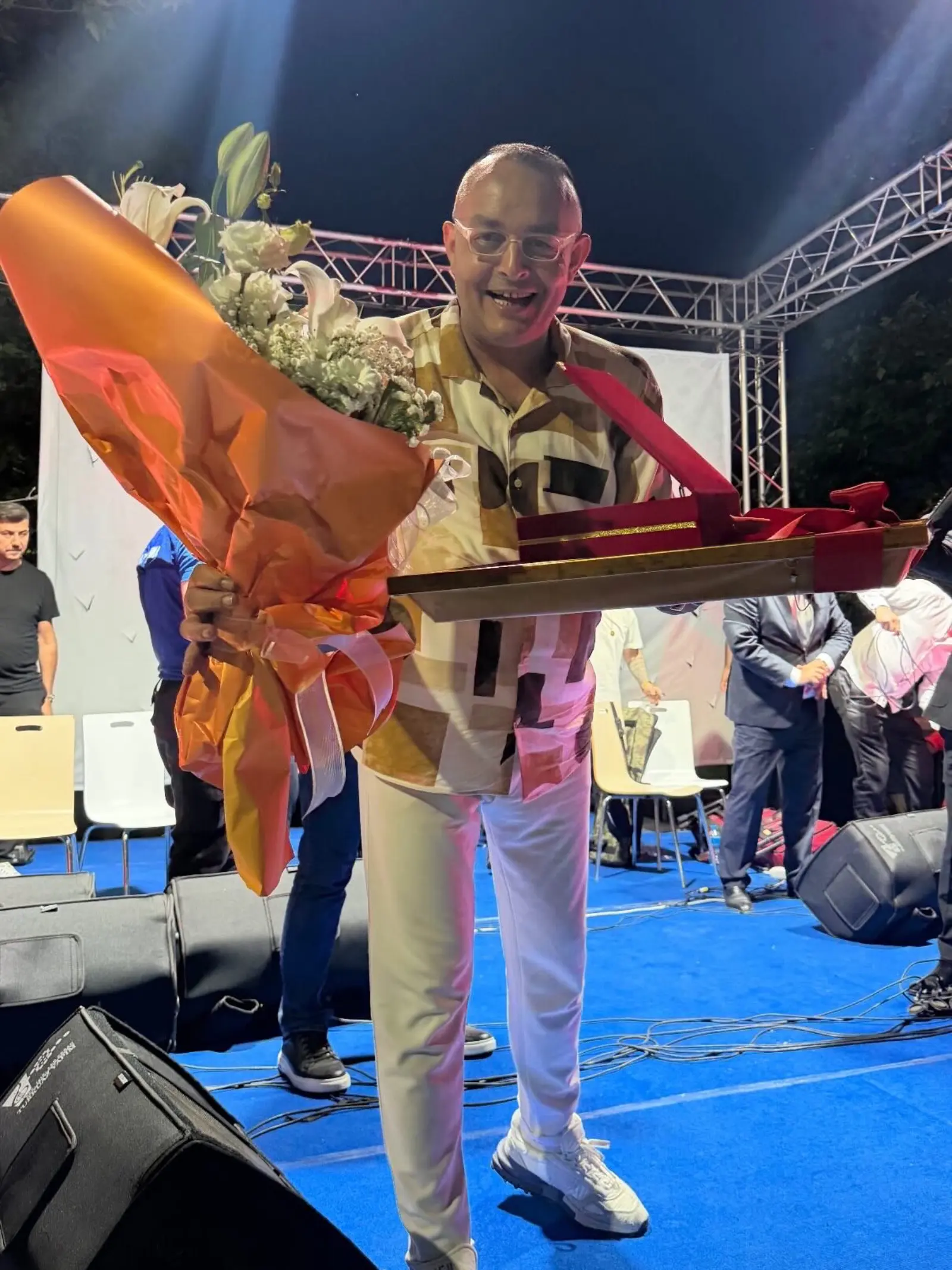 Sahnede çiçek buketi ve plaketle